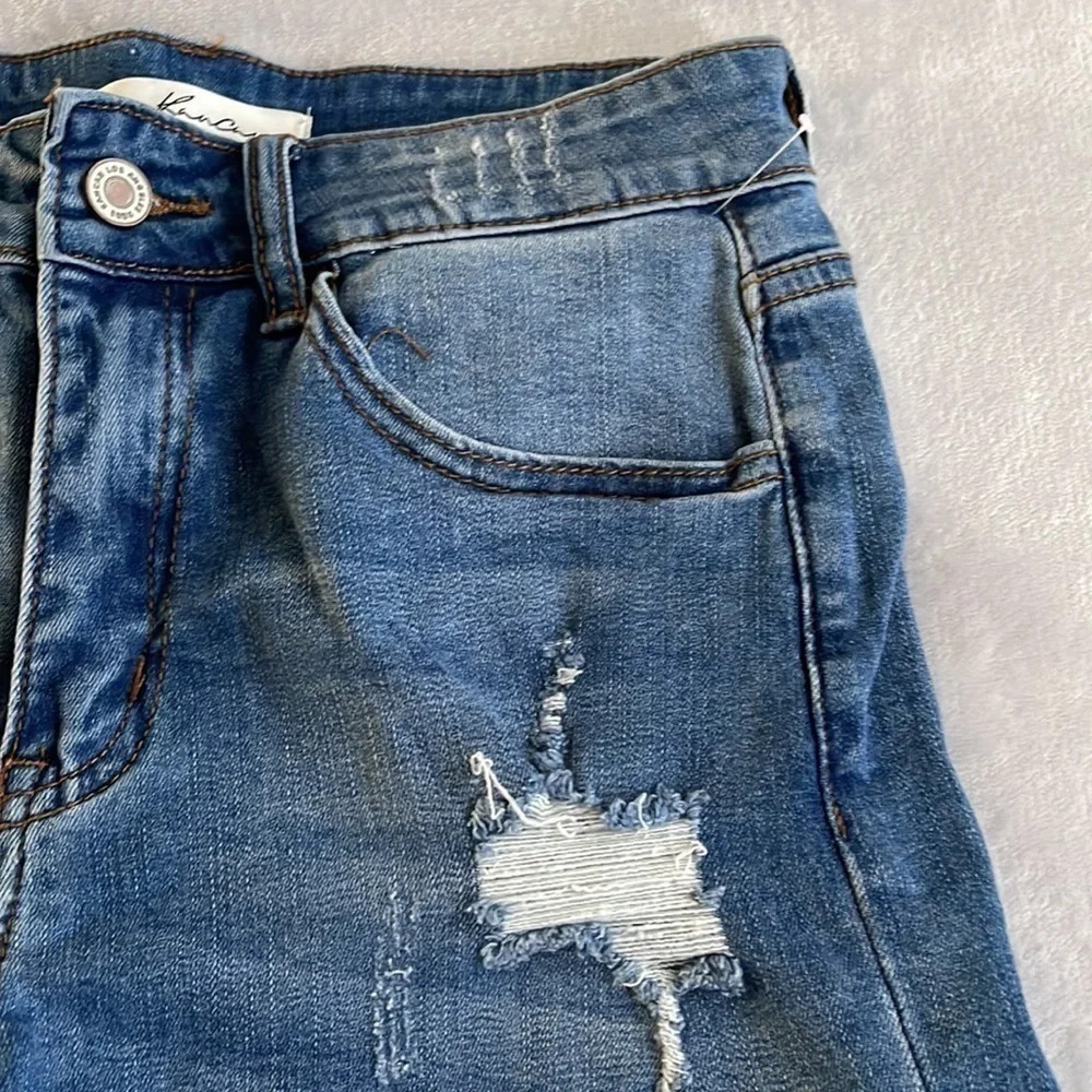 Kancan mid rise medium wash distressed five pocket size 5 size 26 jean shorts